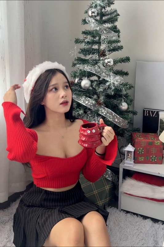 Khi được hỏi về công việc nhà sáng tạo nội dung trên nền tảng Tiktok, Hoa Mỹ chia sẻ rằng: “Thật ra cũng khá là tình cờ, ban đầu mình chỉ chơi Tiktok cho vui, sau đó bỗng nhiên có một video được lên xu hướng, lúc đó mình bắt đầu thấy tự tin về những điều mình làm có thể tạo nên thành quả và mình bắt đầu nghiêm túc với việc tạo những nội dung sáng tạo, bắt kịp xu hướng sau đó được mọi người biết đến. Mình rất vui vì điều đó! ”