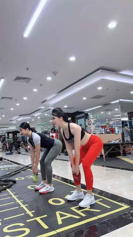 Điển hình mới đây trên trang cá nhân, Thuỵ Vân đăng tải ảnh ghi lại khoảnh khắc tập trung hết sức để làm theo các động tác hướng dẫn của một nữ PT.