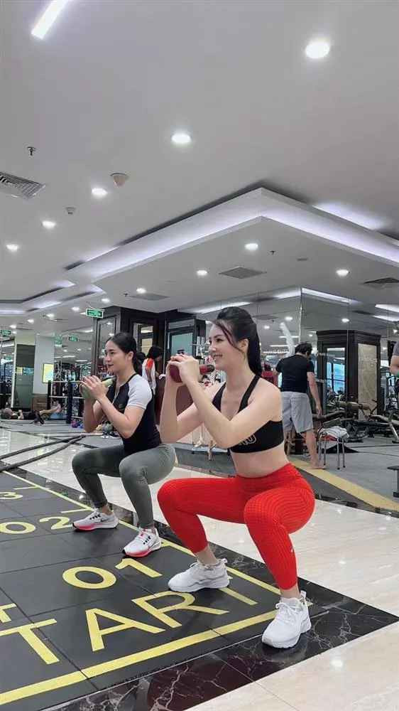 Để có được sắc vóc vạn người mơ ấy, nữ MC Á hậu của VTV đã phải dành rất nhiều thời gian để "đổ mồ hôi" ở phòng tập.