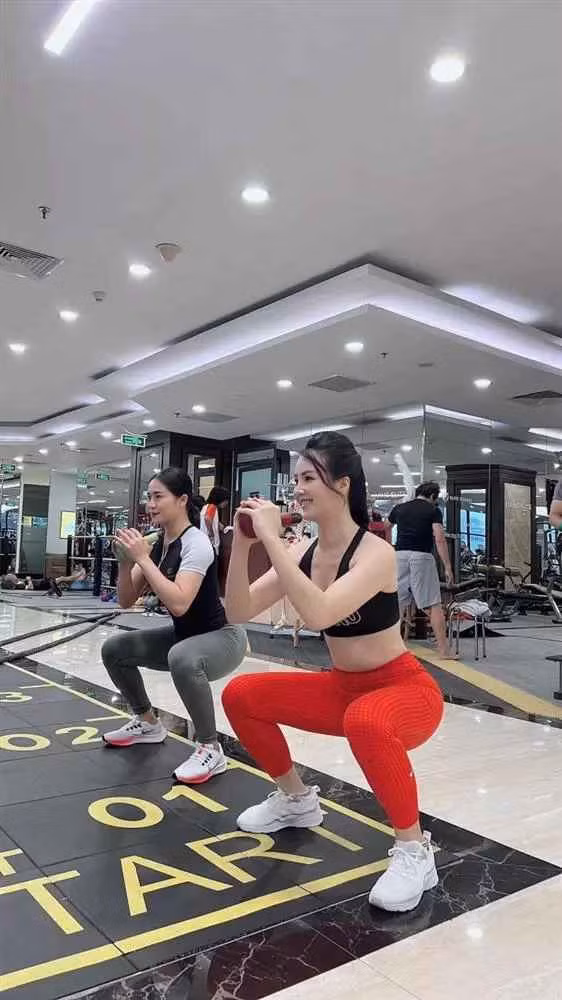 Để có được sắc vóc vạn người mơ ấy, nữ MC Á hậu của VTV đã phải dành rất nhiều thời gian để "đổ mồ hôi" ở phòng tập.