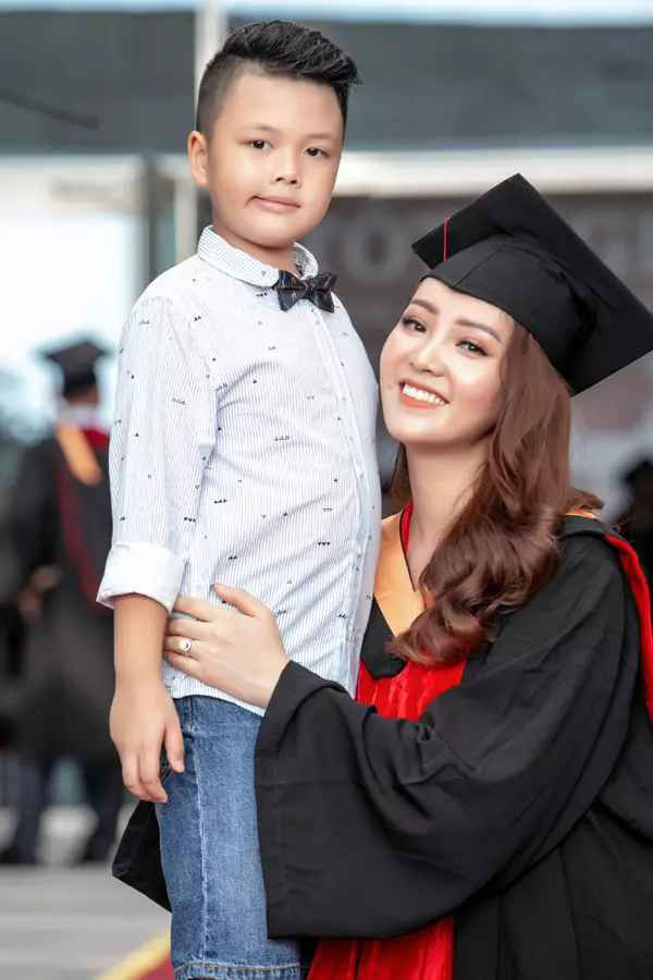 Với thâm niên hơn 10 năm làm việc tại VTV, MC Thuỵ Vân luôn gây ấn tượng với gu thời trang thanh lịch cùng thân hình mảnh mai khỏi phải bàn.