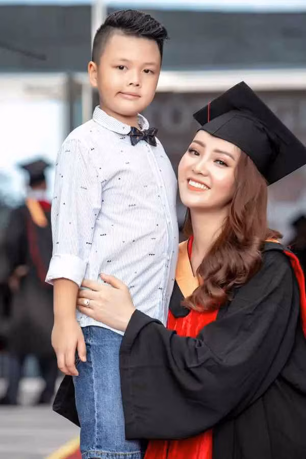 Với thâm niên hơn 10 năm làm việc tại VTV, MC Thuỵ Vân luôn gây ấn tượng với gu thời trang thanh lịch cùng thân hình mảnh mai khỏi phải bàn.