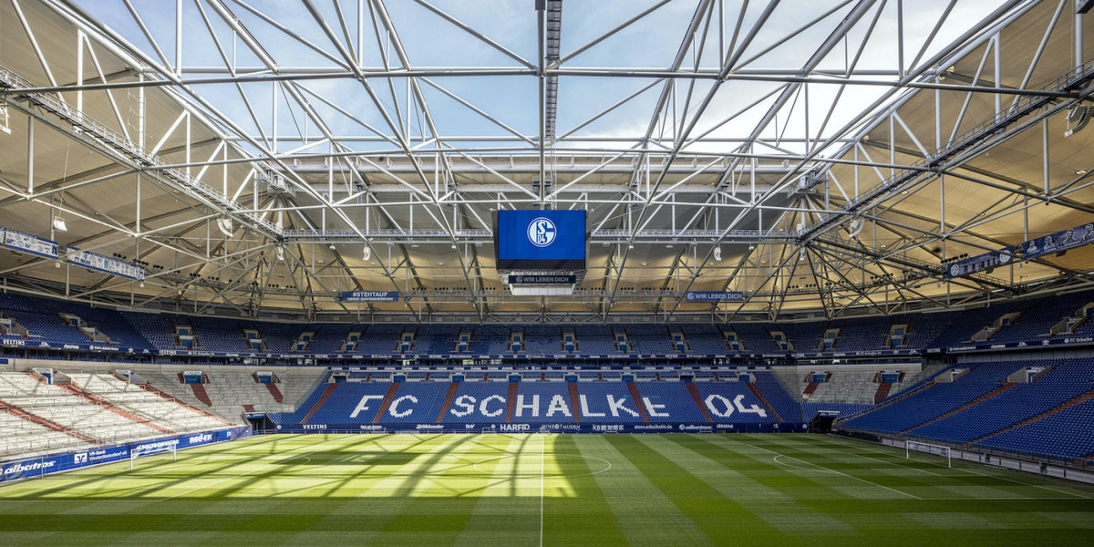 Sân Veltins-Arena ở Gelsenkirchen với sức chứa 49.471 chỗ ngồi, đã từng tổ chức trận chung kết UEFA Champions League 2004.