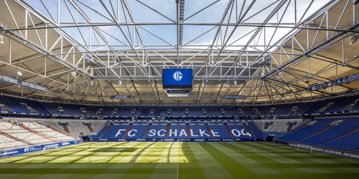 Sân Veltins-Arena ở Gelsenkirchen với sức chứa 49.471 chỗ ngồi, đã từng tổ chức trận chung kết UEFA Champions League 2004.