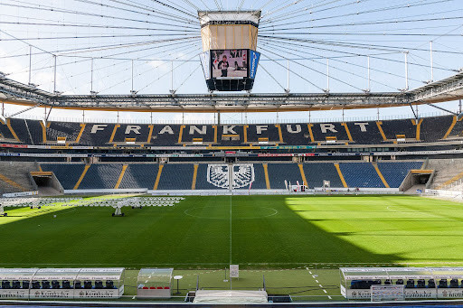 Sân Commerzbank-Arena ở Frankfurt có sức chứa 48.057 khán giả.