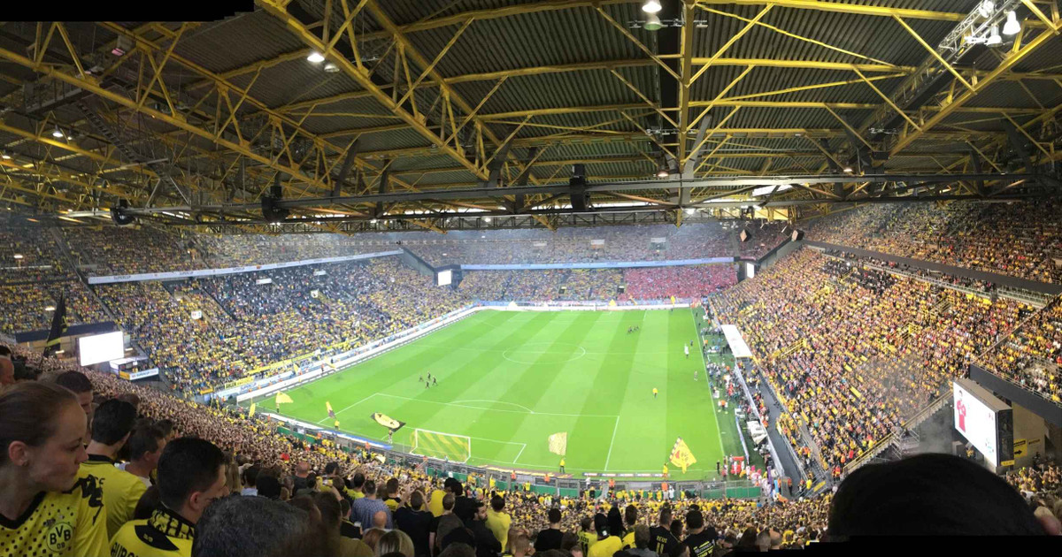 Sân Signal Iduna Park sân nhà của CLB Borussia Dortmund với sức chứa 61.524 chỗ ngồi.