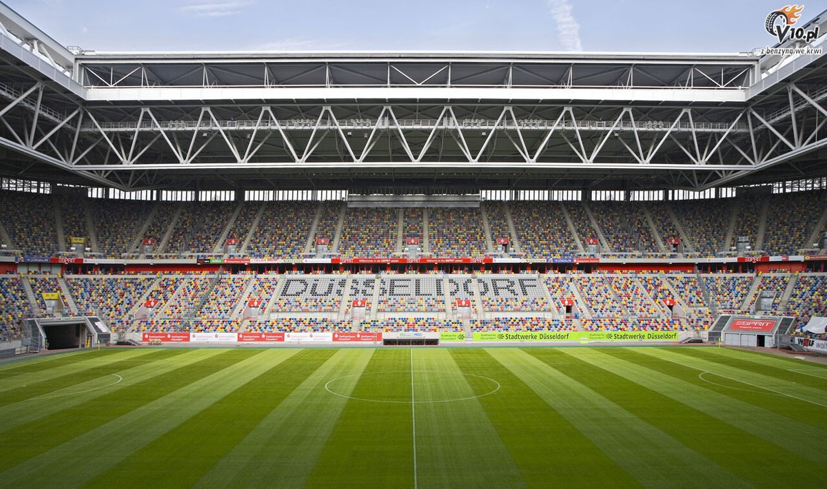 Sân ESPRIT Arena ở Düsseldorf với sức chứa 46.264 chỗ ngồi.