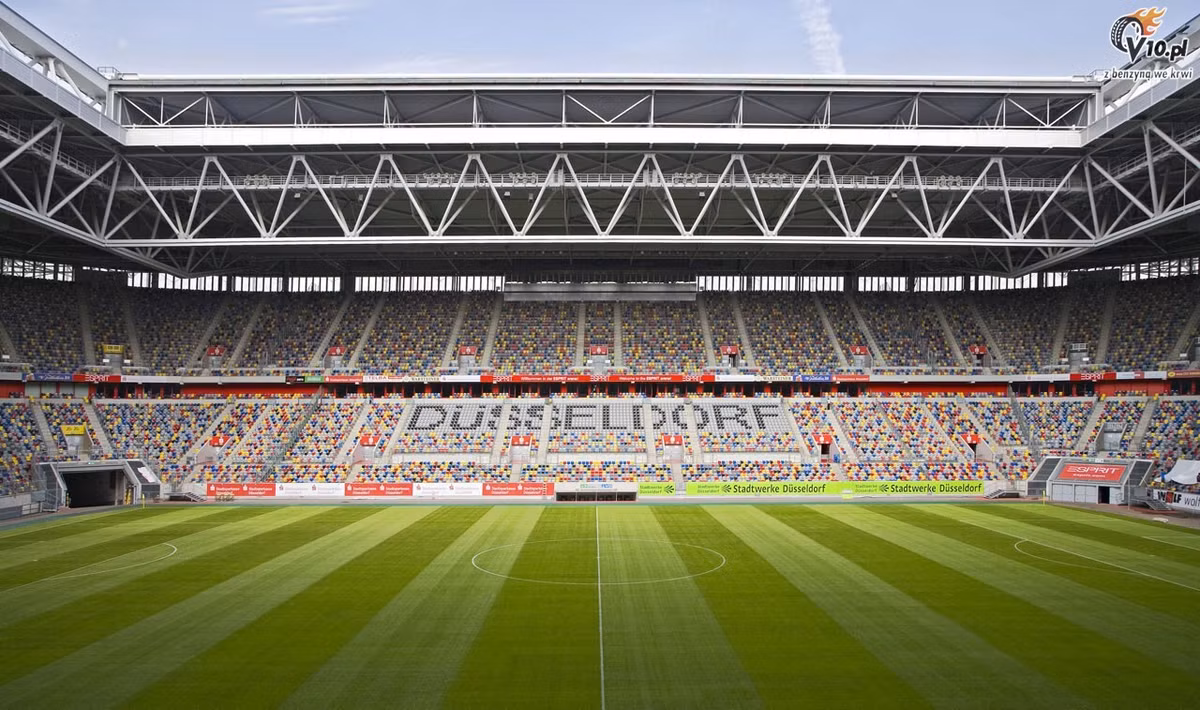 Sân ESPRIT Arena ở Düsseldorf với sức chứa 46.264 chỗ ngồi.
