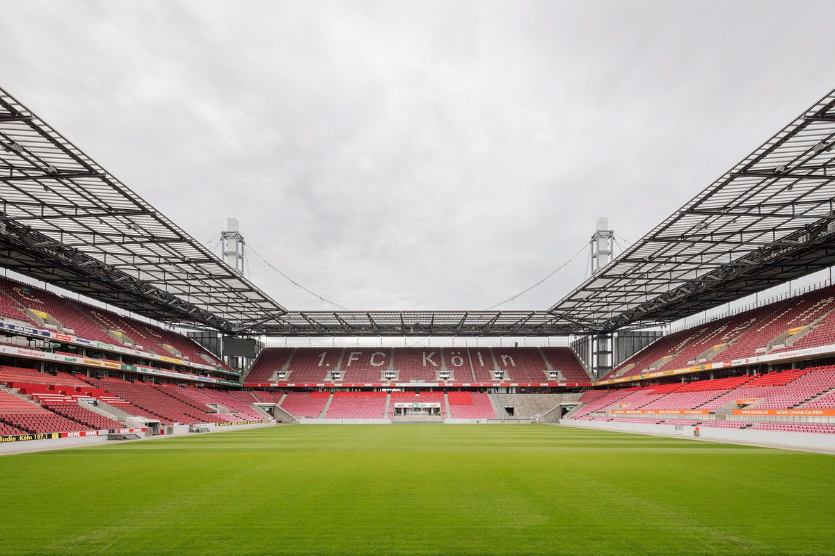 Sân Rhein Energie ở Cologne có sức chứa 46.922 chỗ ngồi), từng tổ chức chung kết Europa League 2020.