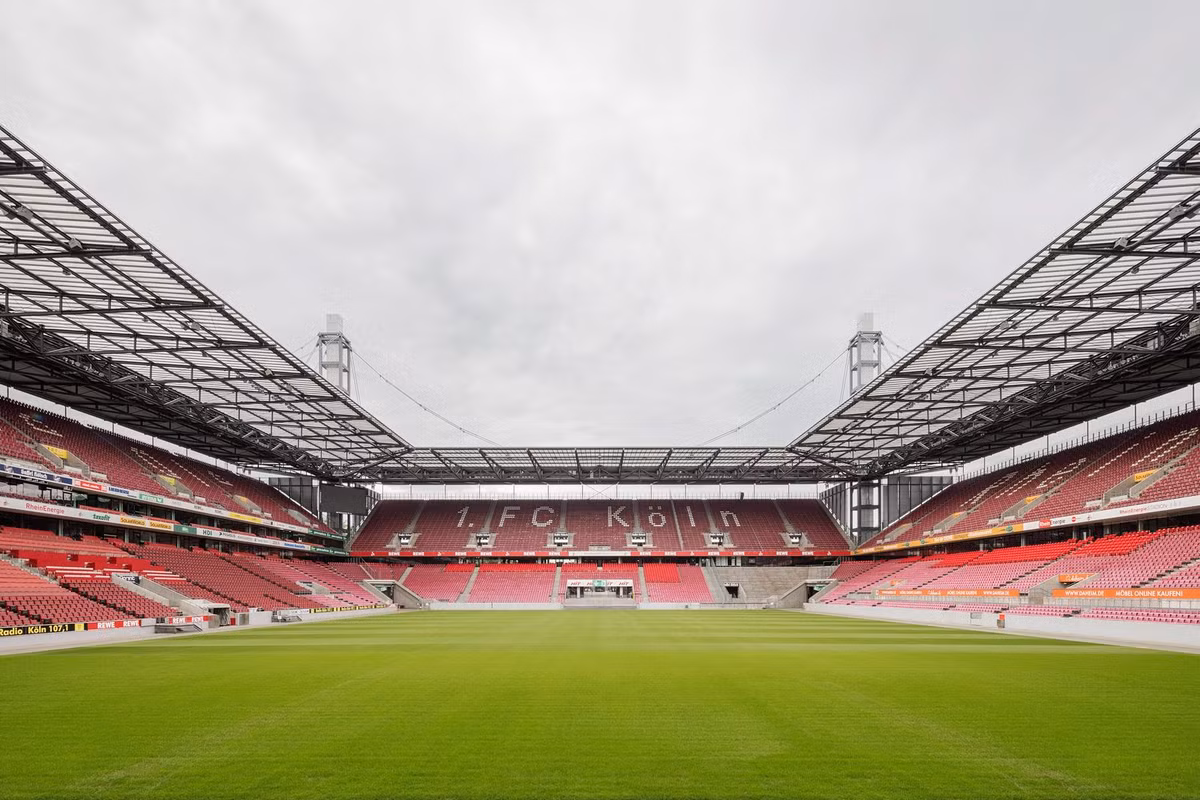 Sân Rhein Energie ở Cologne có sức chứa 46.922 chỗ ngồi), từng tổ chức chung kết Europa League 2020.