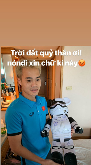 Những hình ảnh khác trong BST của Văn Toàn.