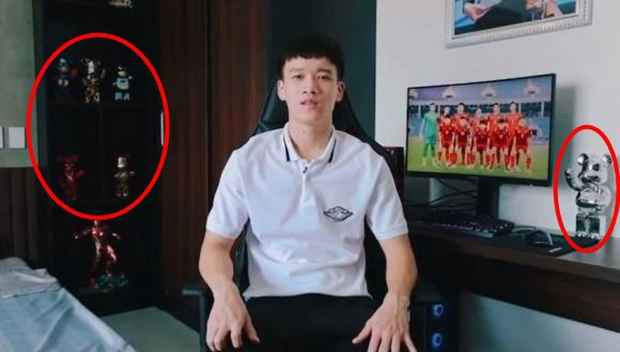 Trong một video khoe nhà ở Hải Dương được Hoàng Đức đăng tải năm 2022, dân mạng nhanh chóng dành sự chú ý cho những chú Bearbrick được đặt rải rác khắp phòng ngủ.