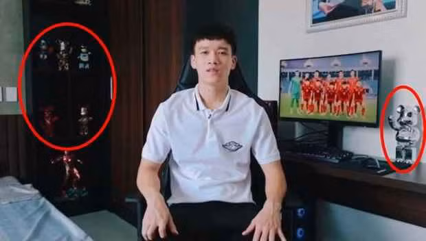 Trong một video khoe nhà ở Hải Dương được Hoàng Đức đăng tải năm 2022, dân mạng nhanh chóng dành sự chú ý cho những chú Bearbrick được đặt rải rác khắp phòng ngủ.