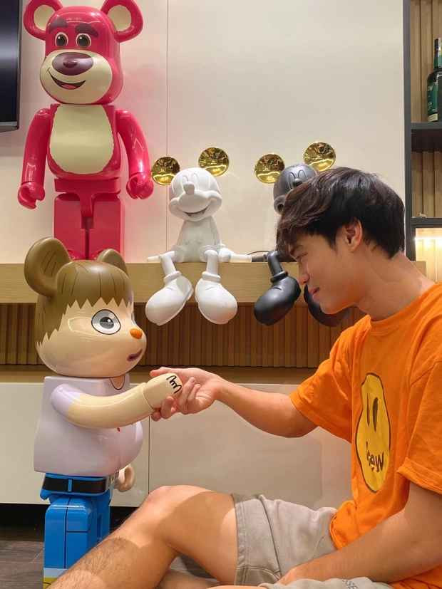 Có thể nói Nguyễn Văn Toàn là nhân vật tiên phong chơi Bearbrick trong giới cầu thủ. Tính đến hiện tại, anh chàng đã sở hữu BST Bearbrick không phải dạng vừa, được bày ở chung cư của nam cầu thủ ở Hà Nội.