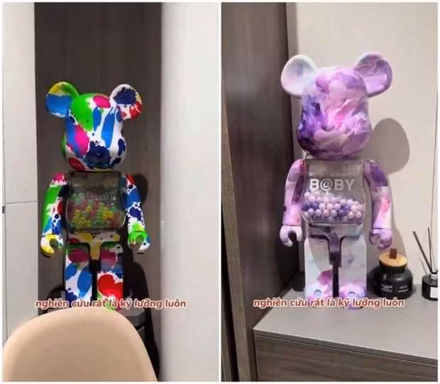 Văn Hậu lại được xem là nhân tố mới nổi trong lĩnh vực chơi Bearbrick. Trong video khám phá căn hộ của chàng cầu thủ, một người chị thân thiết đã tiết lộ Văn Hậu đã thẳng tay chi 50 triệu đồng để mua một chú gấu bụng phệ.