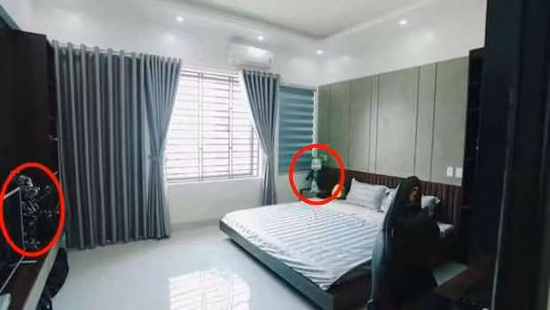 Theo đó Hoàng Đức cũng đang có lượng gấu bụng phệ kha khá, được bày từ kệ đến bàn làm việc và cả đầu giường ngủ.