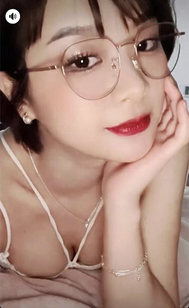 Theo đó, Gấm Kami đã chọn phong cách tóc ngắn đầy cá tính, không chỉ vậy, nữ TikToker cũng thường xuyên xuất hiện với những trang phục hở bạo khoe triệt để đôi “gò bồng đảo” quyến rũ.