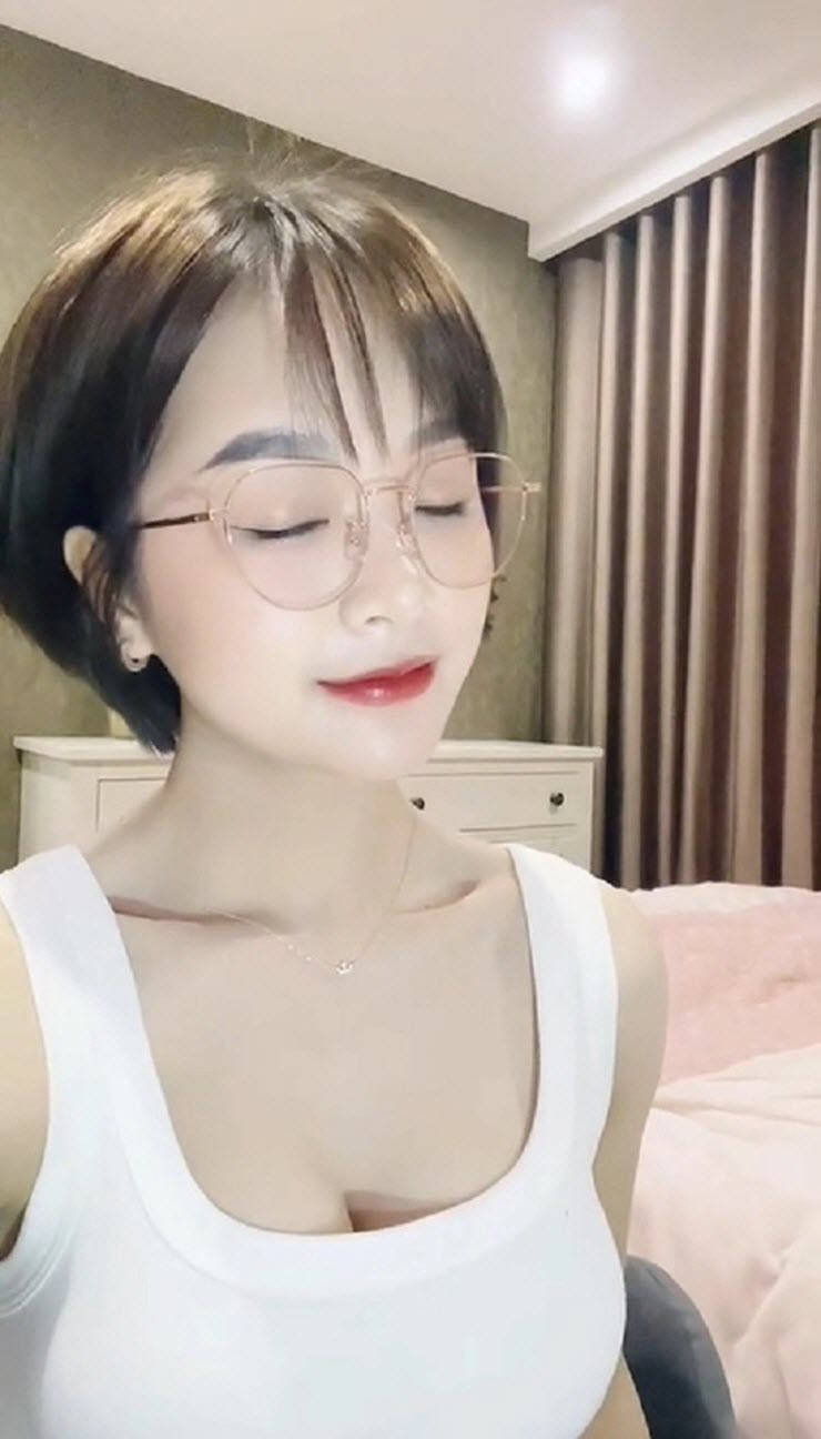 Nhưng hiện Gấm Kami và Quỳnh Alee đã “nghỉ chơi” khi người bạn thân chọn vào miền Nam để phát triển tiếp sự nghiệp.