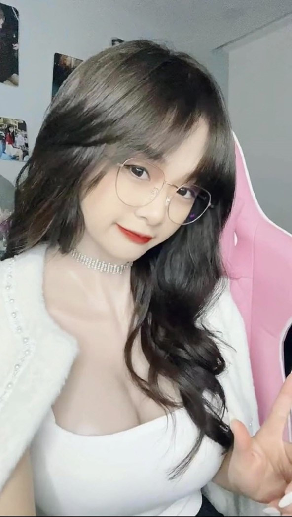 Sở hữu gương mặt dễ thương xinh xắn và thường đăng tải những video vui nhộn, hot girl TikTok quê Tuyên Quang sinh năm 2000 đã thu hút được rất nhiều lượt theo dõi của cộng đồng mạng.