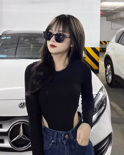 Bức ảnh mới nhất của Gấm Kami với mái tóc ngắn và chiếc áo xách nách khoe vòng một lấp ló đã thu hút đến hơn 29 nghìn lượt thích của netizen trên nền tảng Facebook.