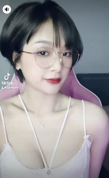 Sau khi tách rời Quỳnh Alee, Gấm Kami đang khiến dân mạng bất ngờ khi dần thoát khỏi phong cách “kín cổng cao tường” thường thấy, cô cũng đang tích cực hướng đến phong cách quyến rũ và trưởng thành hơn.