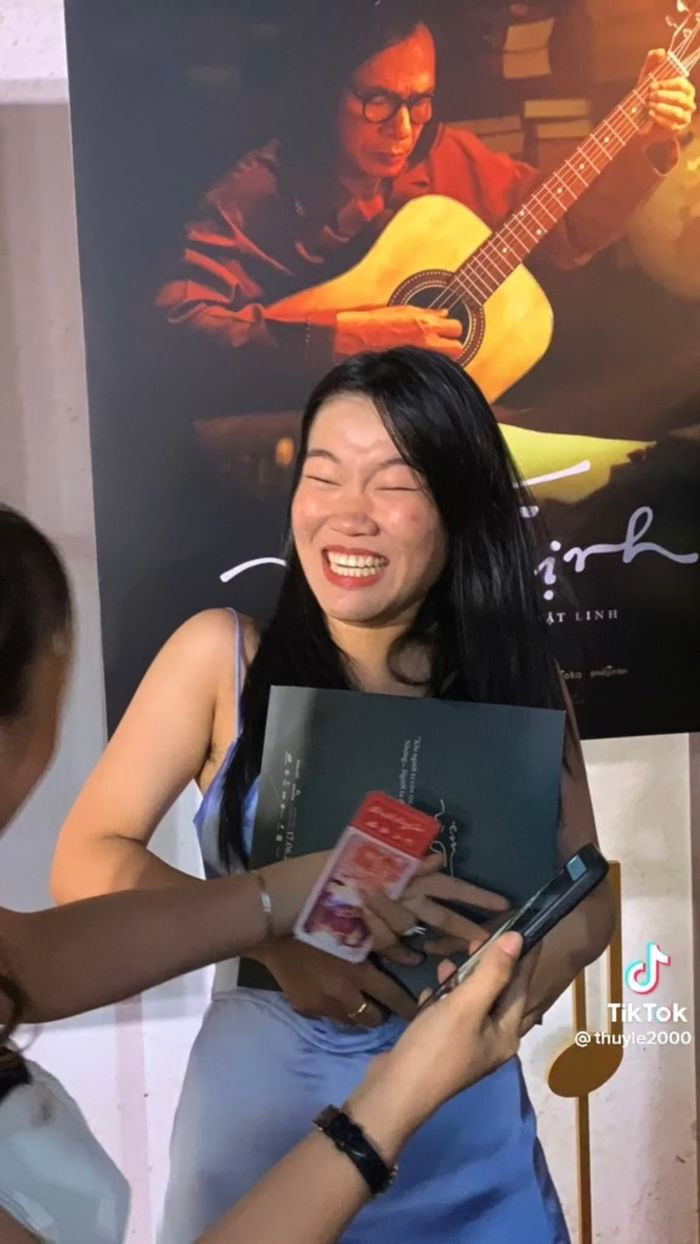 Trong khi dàn khách mời ai cũng chỉn chu thì Lê Thụy lại bị đánh giá là khá xuề xòa, mái tóc khá "bết".