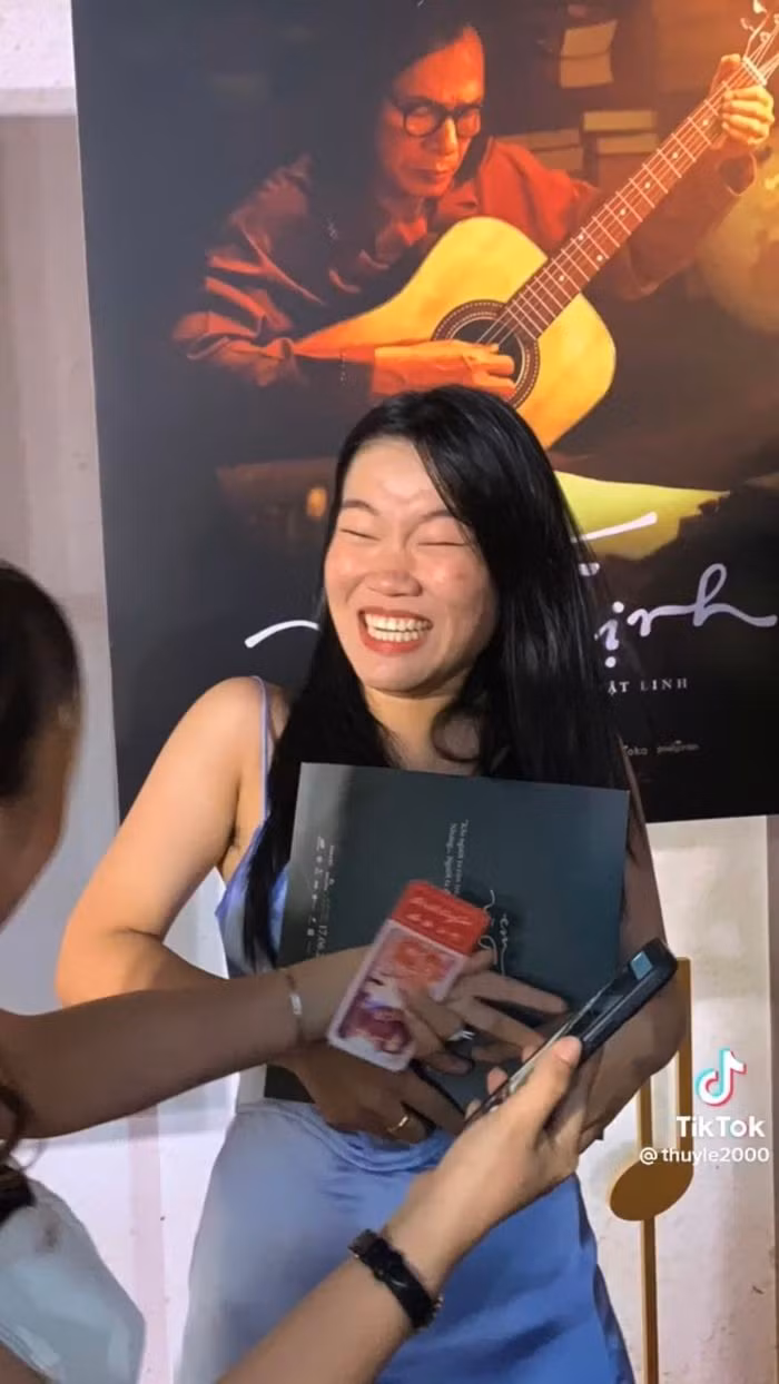 Trong khi dàn khách mời ai cũng chỉn chu thì Lê Thụy lại bị đánh giá là khá xuề xòa, mái tóc khá "bết".