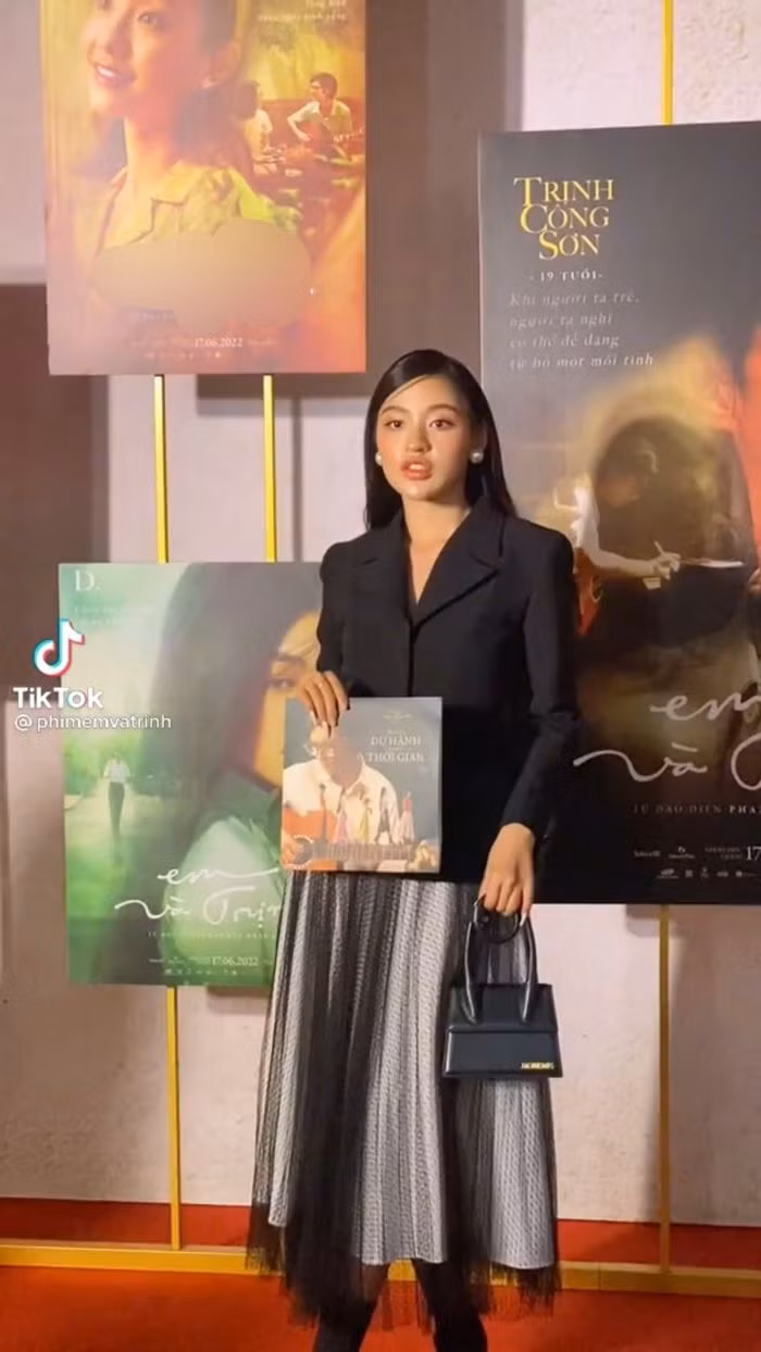 Qua đoạn clip có thể thấy, Trần Thanh Tâm xuất hiện khá lộng lẫy trong trang phục màu đen huyền bí, chỉn chu và trưởng thành. Nhưng gây chú ý với khán giả là khuôn mặt "đơ cứng" của hot TikToker, với chiếc cằm nhọn bất thường và đôi môi tều "lạ lùng".