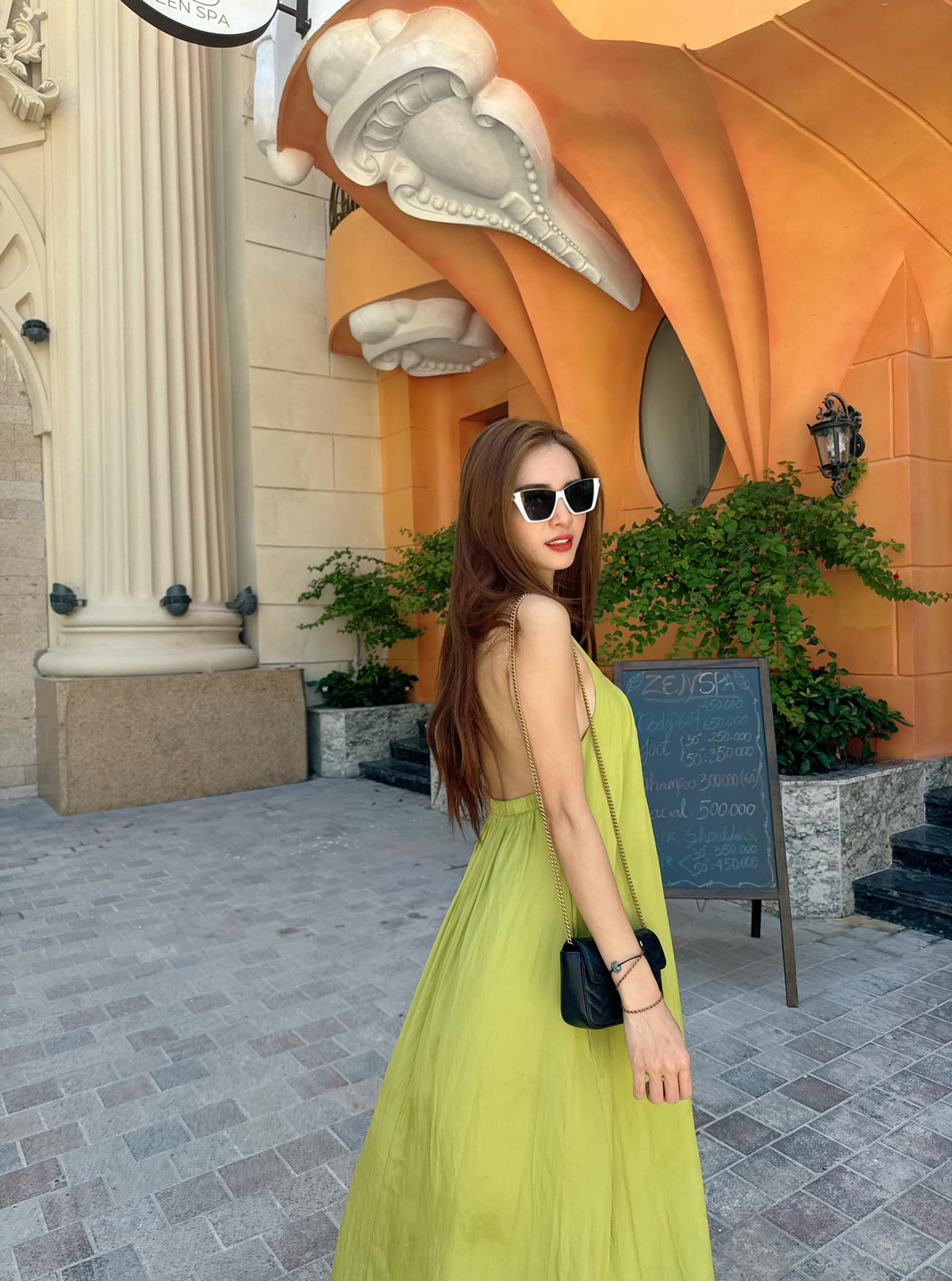 Năm 2014, Khánh Chi kết hôn với một người đàn ông làm trong lĩnh vực xây dựng. Trái ngọt của cuộc hôn nhân này chính là sự chào đời của cô con gái tên Ruby vào đầu năm 2015.