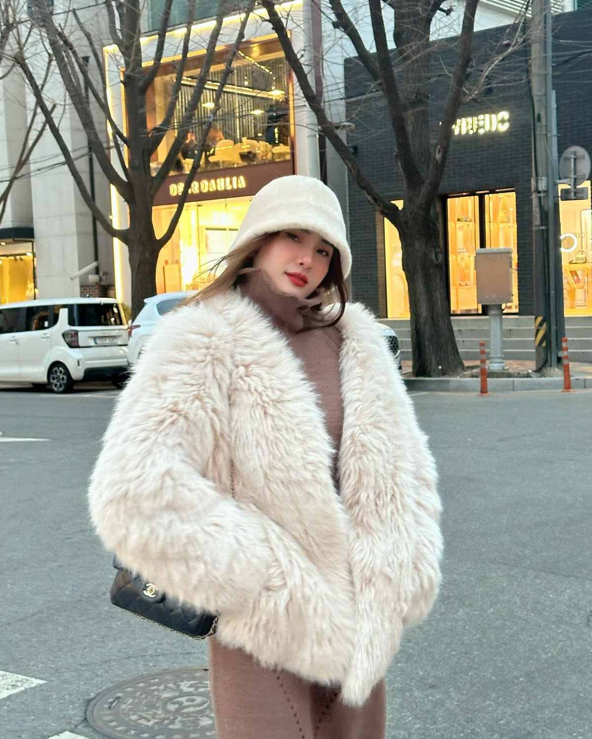 Sau thời gian thử sức trong vai diễn qua các bộ phim như "Chân Trời Trắng", "Cảnh Sát Hình Sự", cũng như vai trò làm MC tại một số chương trình, Khánh Chi đã dần lập nên tên tuổi trong làng giải trí.