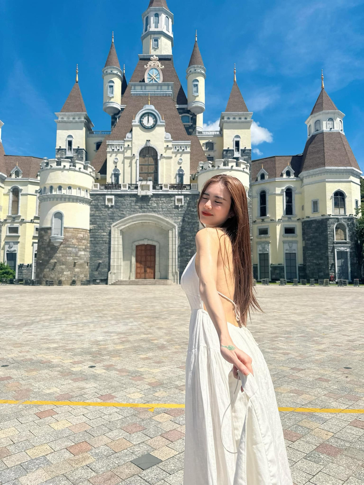 Tuy nhiên, khi con đường nghệ thuật đang cho thấy dấu hiệu phát triển, em gái Lê Công Vinh đã gây bất ngờ khi quyết định rút lui và rẽ sang hướng khác.