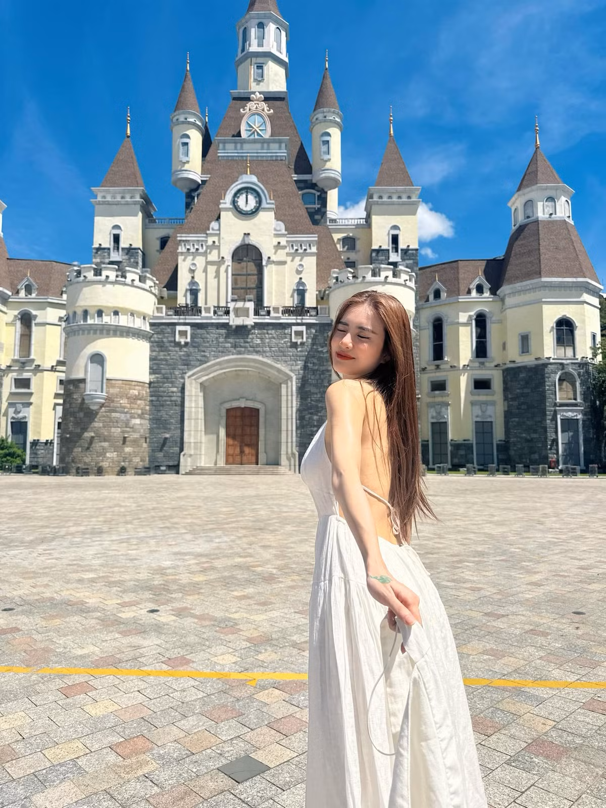 Tuy nhiên, khi con đường nghệ thuật đang cho thấy dấu hiệu phát triển, em gái Lê Công Vinh đã gây bất ngờ khi quyết định rút lui và rẽ sang hướng khác.