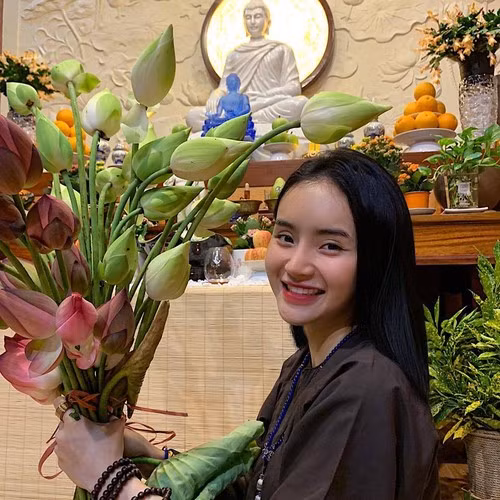 Vài năm sau, Phương Trang tuyên bố rút khỏi showbiz và quyết tâm ăn chay trường.