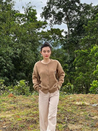 Nếu trước đây, Phương Trang thường gây ấn tượng với hình ảnh ăn mặc quyến rũ, gợi cảm thì giờ đây, cô nàng lại chuộng lối ăn mặc kín đáo và giản dị. Khi đi chùa, người đẹp diện áo lam còn ở nhà sẽ chọn những trang phục gọn gàng, thoải mái.