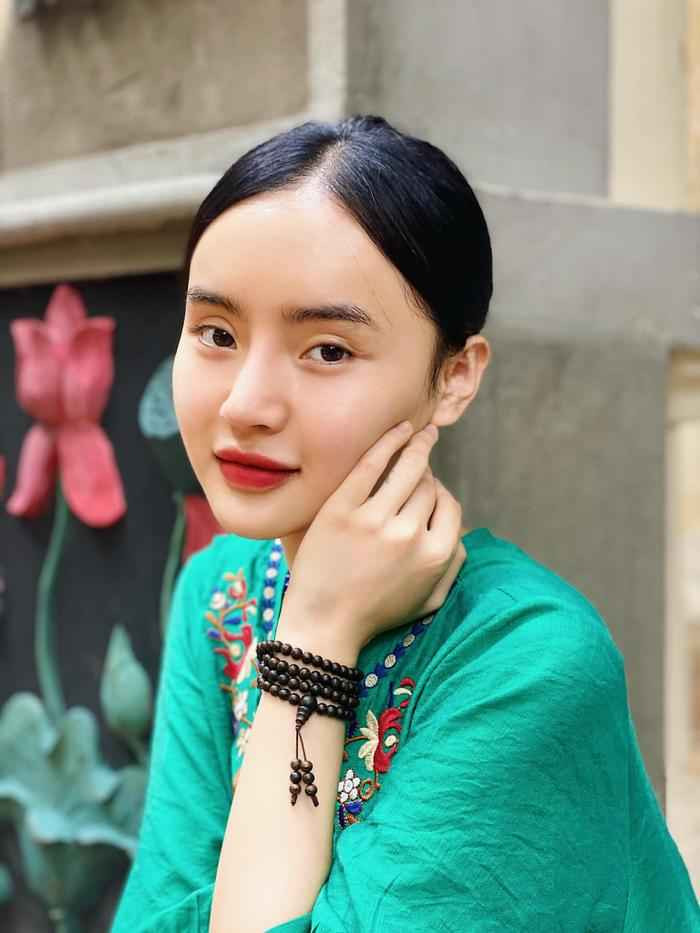 Phương Trang có tên đầy đủ là Lê Ngọc Phương Trang, sinh năm 1996, nhỏ hơn Phương Trinh 1 tuổi.