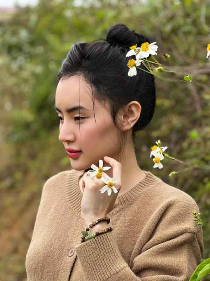 Năm 2012, khi vừa tròn 16 tuổi, Phương Trang ra mắt MV đầu tay nhưng chưa được khán giả đón nhận. Thời điểm đó, cô cũng gây tranh cãi vì hình ảnh gợi cảm không phù hợp với độ tuổi và vài năm sau đã rút lui khỏi làng giải trí.