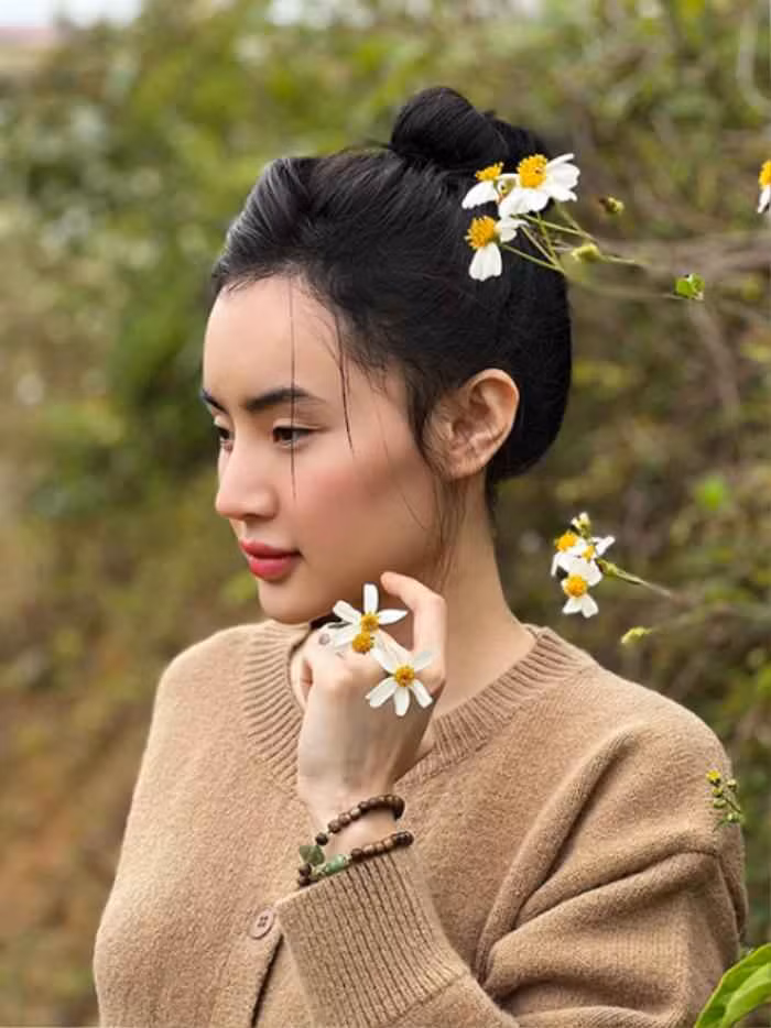 Năm 2012, khi vừa tròn 16 tuổi, Phương Trang ra mắt MV đầu tay nhưng chưa được khán giả đón nhận. Thời điểm đó, cô cũng gây tranh cãi vì hình ảnh gợi cảm không phù hợp với độ tuổi và vài năm sau đã rút lui khỏi làng giải trí.