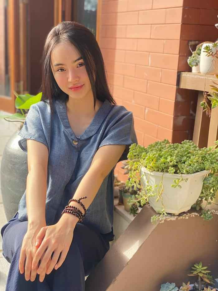 Phương Trang cũng từng là diễn viên góp mặt trong một số phim truyền hình lớn nhỏ như Mùi ngò gai, Cậu bé ngoài hành tinh, Kính vạn hoa,...