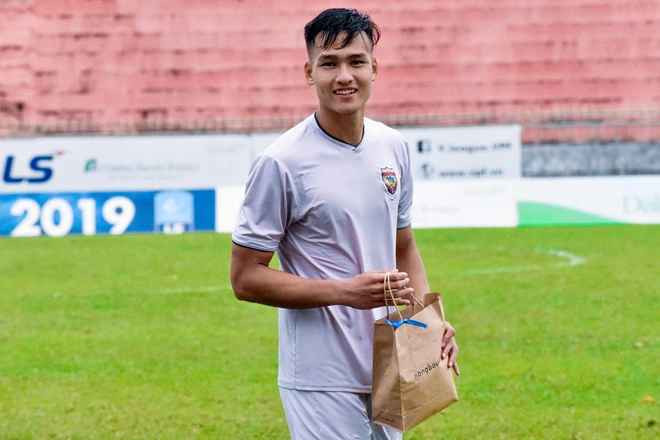 So với các cầu thủ lứa U23, Bùi Hoàng Việt Anh còn có kinh nghiệm thi đấu quốc tế nhất. Bởi anh luôn được HLV Park Hang Seo gọi lên đội tuyển, trao cơ hội cọ xát ở nhiều giải đấu lớn.