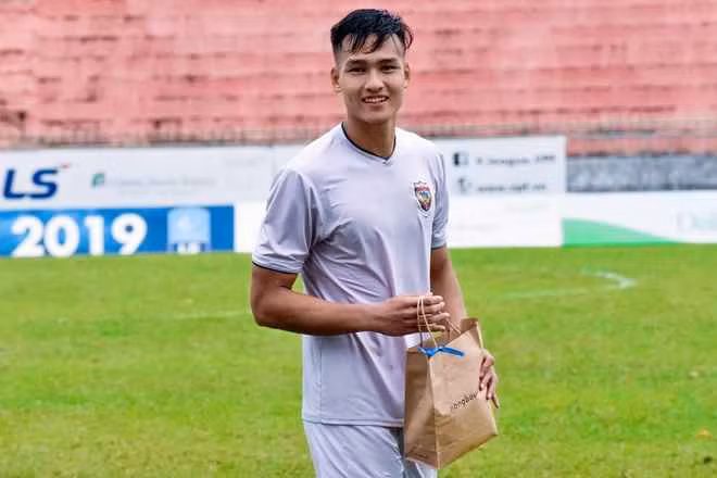 So với các cầu thủ lứa U23, Bùi Hoàng Việt Anh còn có kinh nghiệm thi đấu quốc tế nhất. Bởi anh luôn được HLV Park Hang Seo gọi lên đội tuyển, trao cơ hội cọ xát ở nhiều giải đấu lớn.