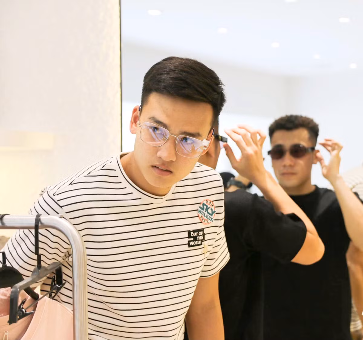 Việt Anhđá ở vị trí trung vệ và là một cái tên quan trọng trong hàng thủ của đội tuyển U23 Việt Nam.