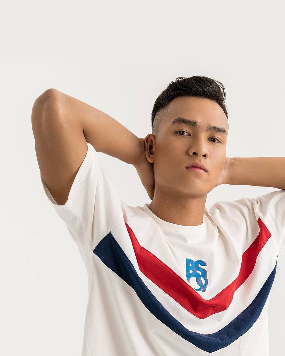 Với lối chơi chắc chắn cùng phong cách thi đấu lăn xả và chiều cao nổi bật Việt Anh chính là trụ cột cho hàng thủ của đội tuyển U23 Việt Nam.