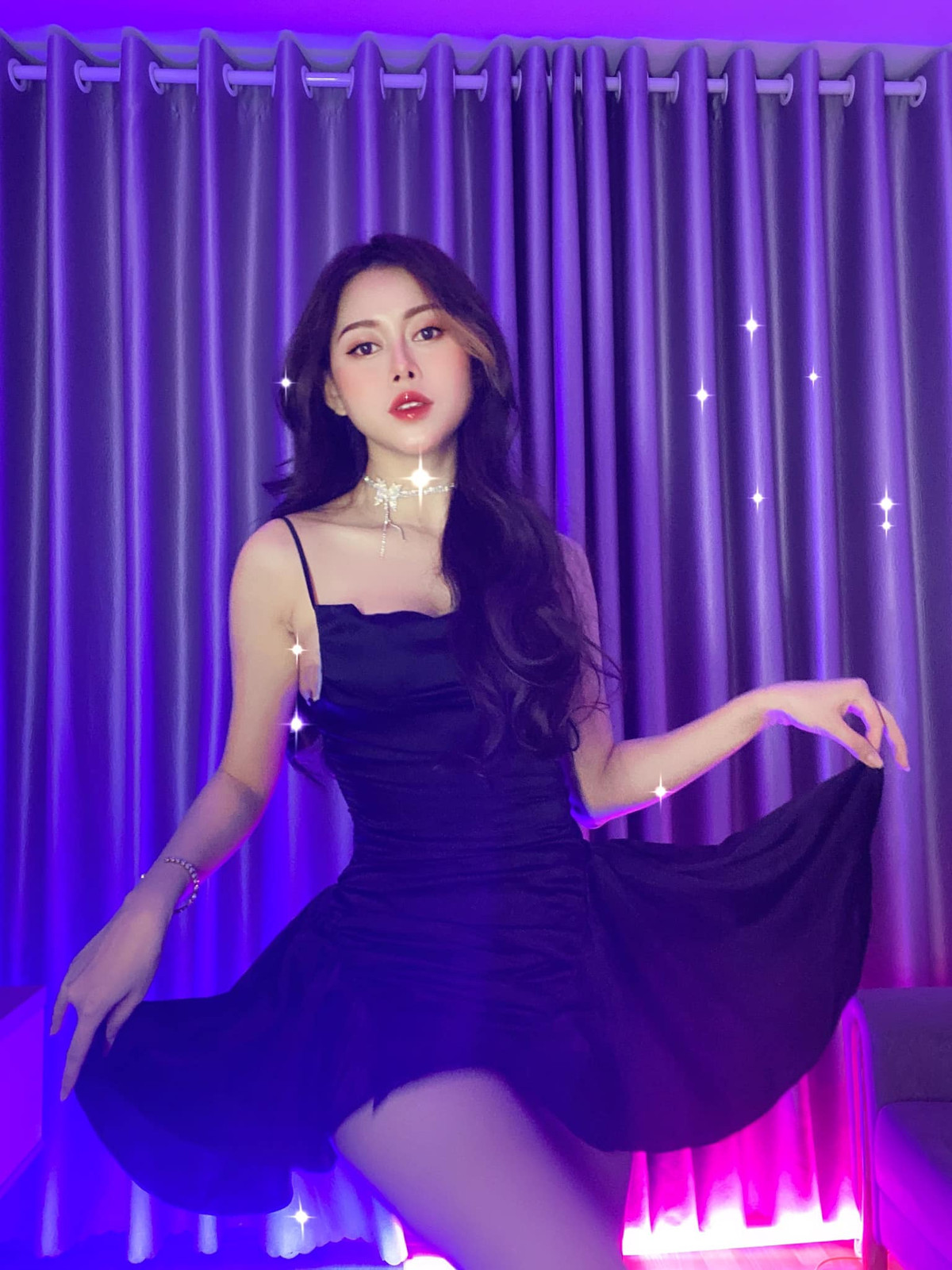 Phương Thoa cũng được nhiều bạn trẻ biết đến nhờ series phim ngắn Chủ Tịch Giả Vờ Và Cái Kết.