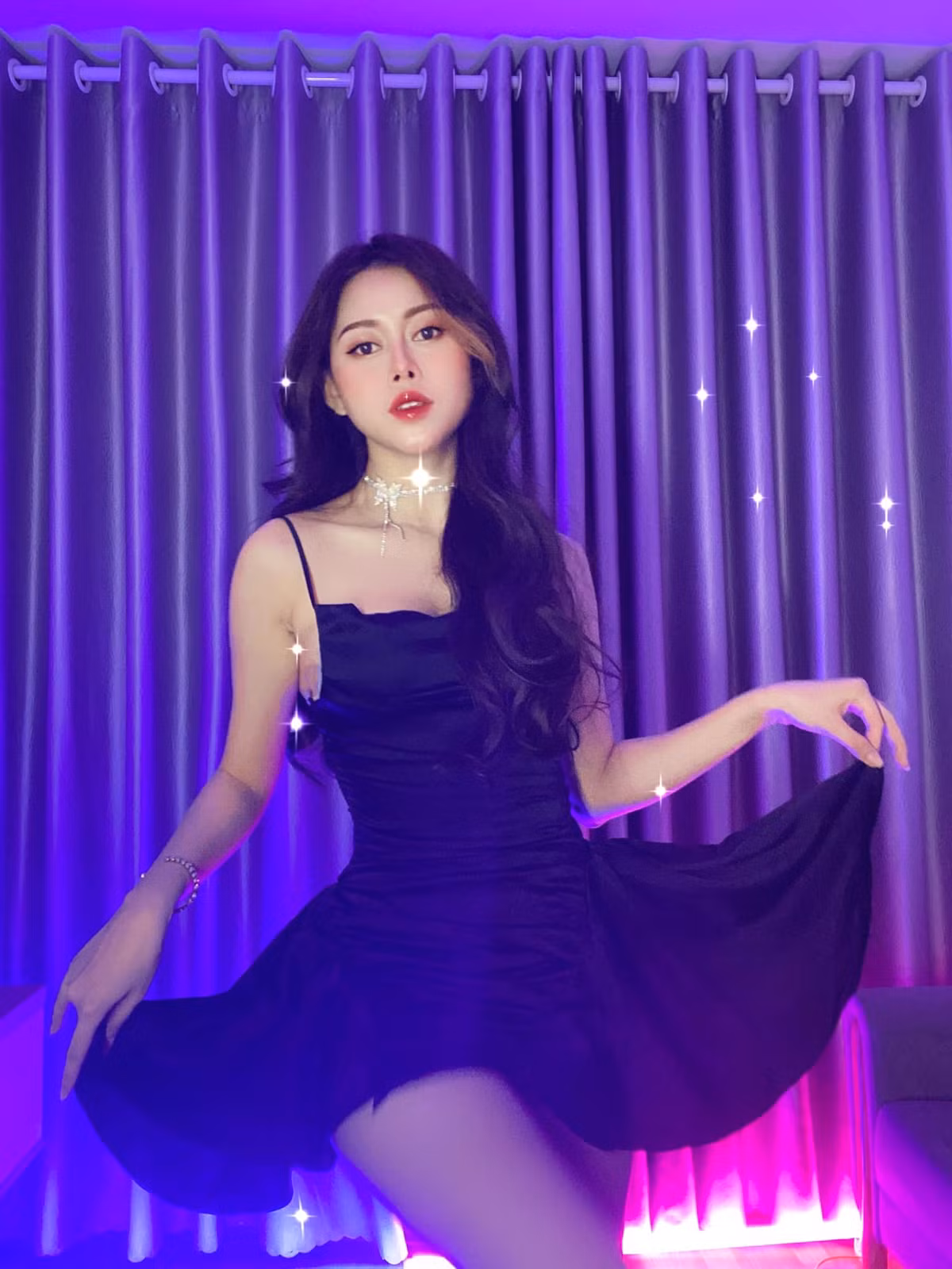 Phương Thoa cũng được nhiều bạn trẻ biết đến nhờ series phim ngắn Chủ Tịch Giả Vờ Và Cái Kết.