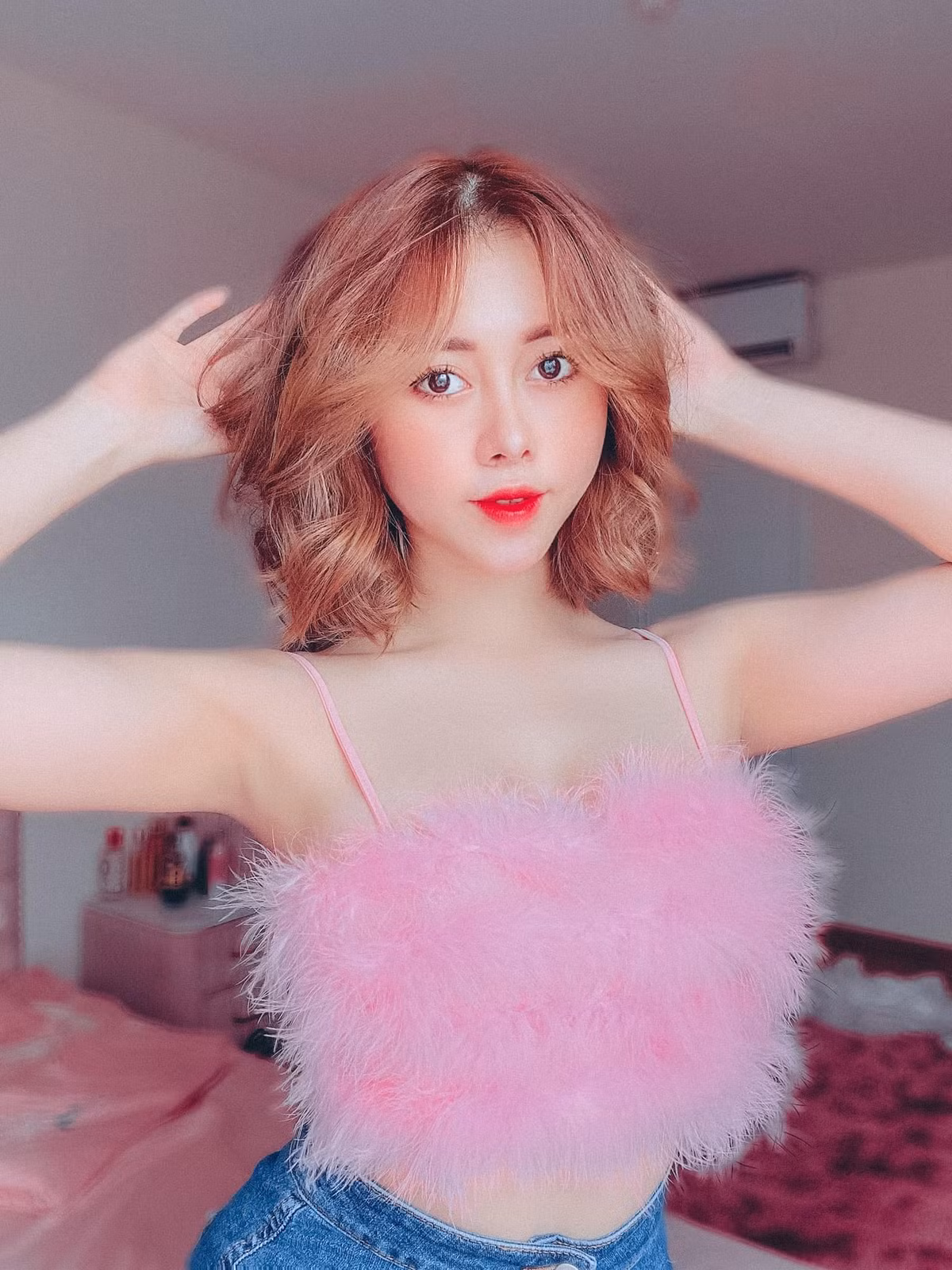 Được biết, “nửa kia” của Phương Thoa tên là Chí Thành. Anh chàng là một người mẫu ảnh chuyên nghiệp, thường xuyên được mời đóng các clip quảng cáo và góp mặt trong phim điện ảnh Kế Hoạch Đổi Chồng.