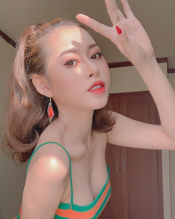 Trước khi trở thành một thánh tấu hài đích thực trên Tiktok, "cô gái giả giọng chị Google" Phương Thoa cũng đã được yêu quý khi tham gia các cuộc thi sắc đẹp và đạt được một số thành tích nổi bật như: Giải Á Khôi 1 cuộc thi Miss Cybermile 2017, nằm trong Top 30 Hoa Khôi sinh viên Việt Nam 2017, Top thí sinh được bình chọn qua mạng xã hội nhiều nhất cuộc thi Siêu mẫu Việt Nam,..
