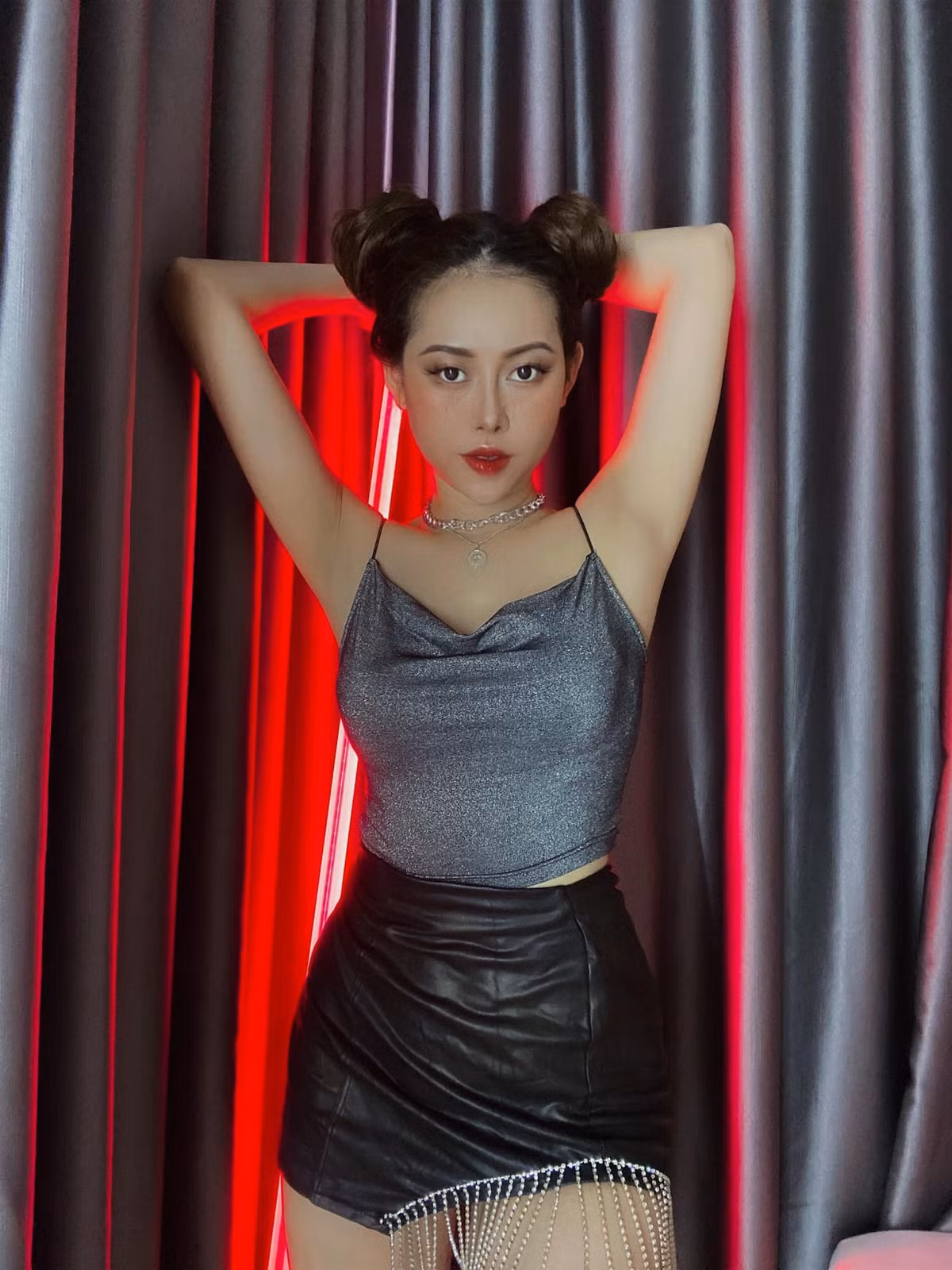 Phương Thoa không chỉ có một khuôn mặt xinh đẹp mà cô còn sở hữu một thân hình vô cùng săn chắc, nóng bỏng không kém những huấn luyện viên thể hình là bao. Nhờ vóc dáng siêu chuẩn của mình mà người đẹp được cư dân mạng ưu ái gọi là “nữ hoàng phòng gym”.