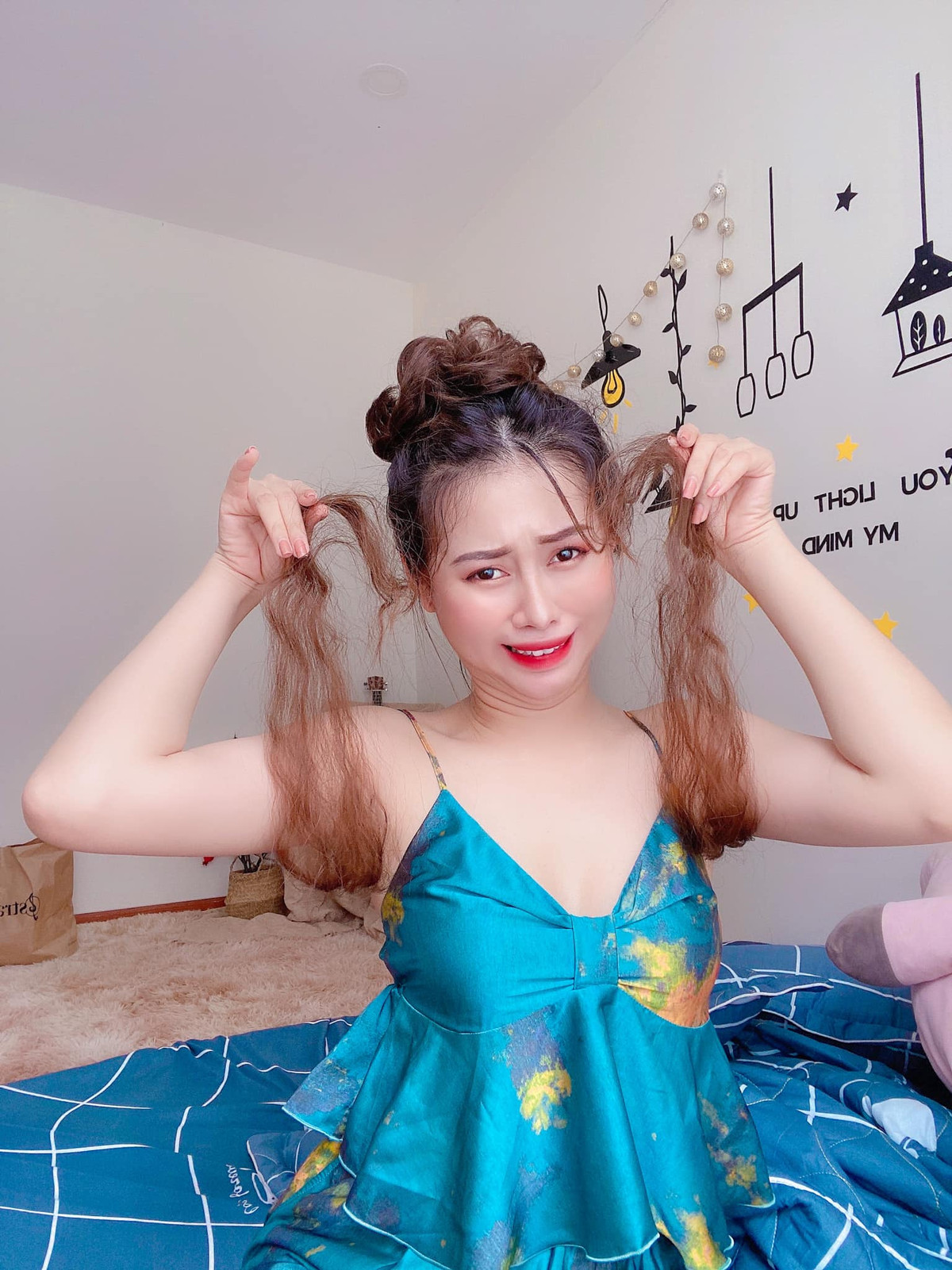 Khi được hỏi bản thân có phải là người hay ghen không, Phương Thoa hài hước chia sẻ: “Ai mà vô nhắn tin Facebook bạn trai hay bình luận khen anh ấy có 6 múi thì tôi chặn liền, không có cơ hội để ghen luôn. Lúc mới quen, danh sách bạn bè anh ấy gần 3.000 người, giờ chỉ còn 1.500. Tôi chặn toàn những cô gái đẹp".