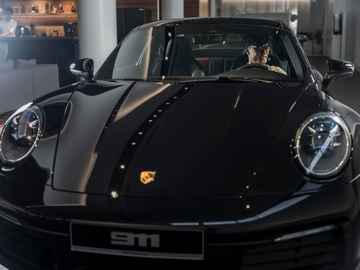 Mới đây nhất, Bùi Tiến Dũng xuất hiện trong vai trò người mẫu ảnh siêu xe khiến netizen không khỏi bất ngờ.