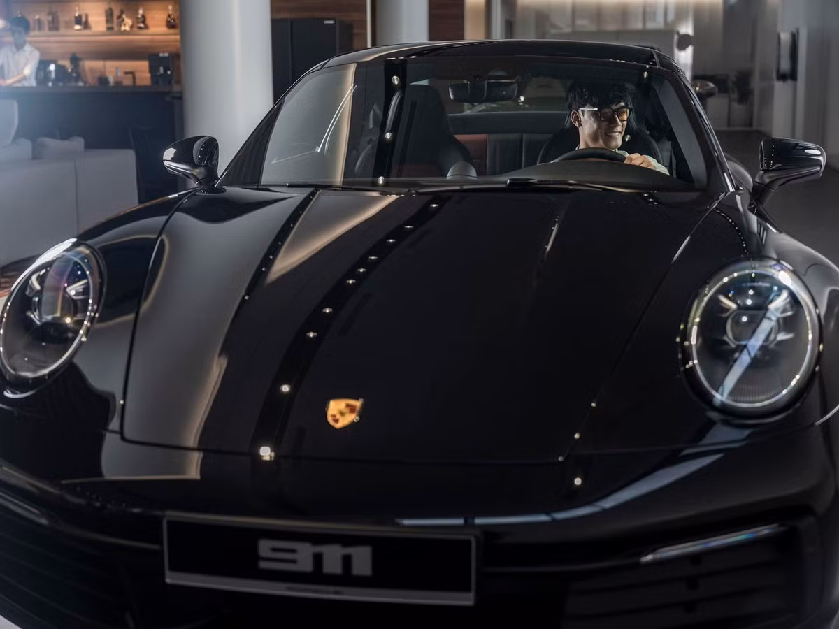 Mới đây nhất, Bùi Tiến Dũng xuất hiện trong vai trò người mẫu ảnh siêu xe khiến netizen không khỏi bất ngờ.